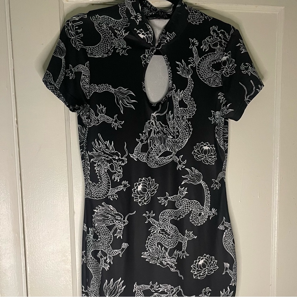 SHEIN Black Short Sleeve Mandarin Collar Split Dragon Print Bodycon Dress